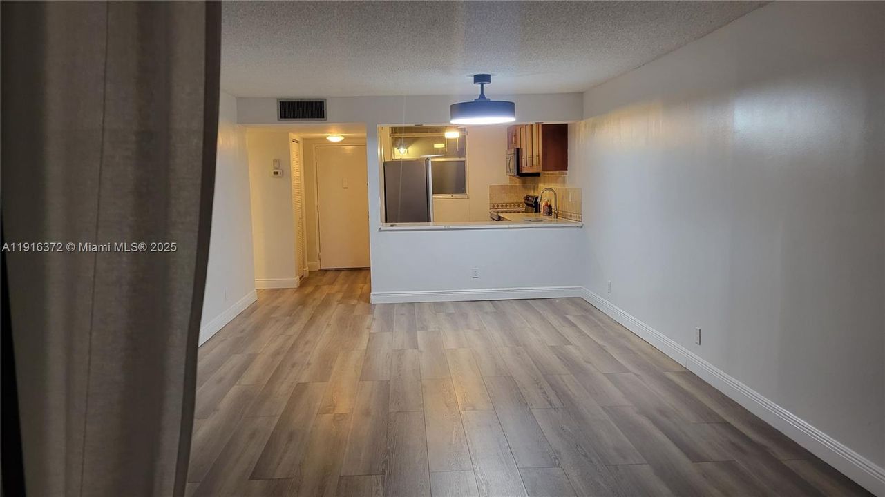 Activo con contrato: $1,875 (2 camas, 2 baños, 1100 Pies cuadrados)