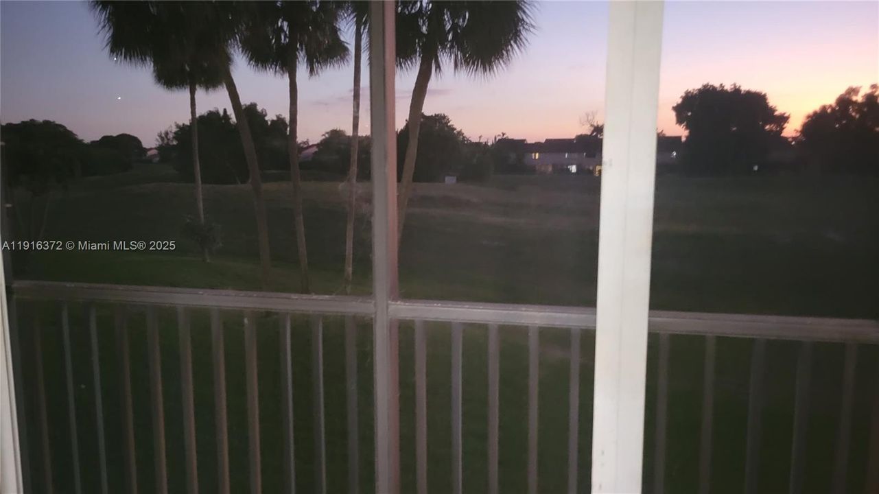 Activo con contrato: $1,875 (2 camas, 2 baños, 1100 Pies cuadrados)