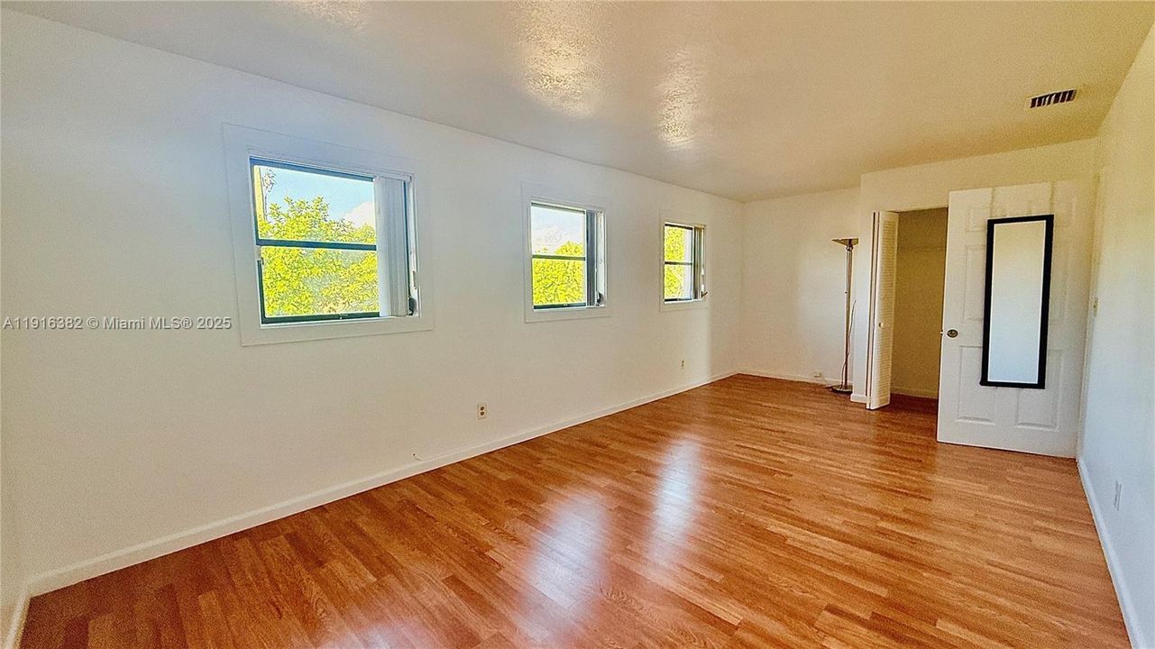 Active With Contract: $2,650 (3 beds, 2 baths, 1300 Square Feet)