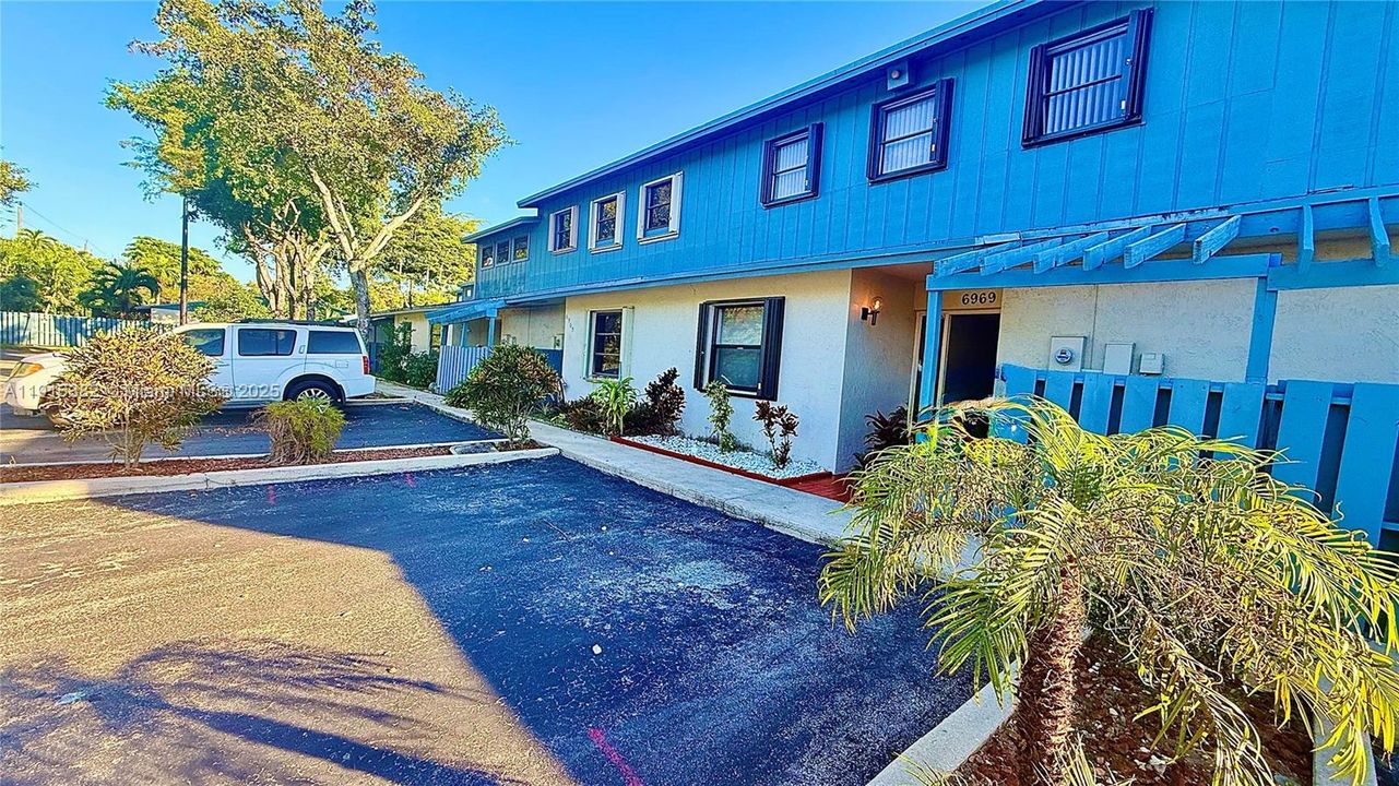 Active With Contract: $2,650 (3 beds, 2 baths, 1300 Square Feet)