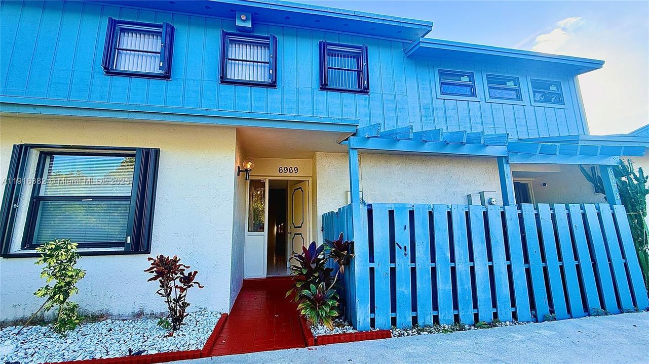 Active With Contract: $2,650 (3 beds, 2 baths, 1300 Square Feet)