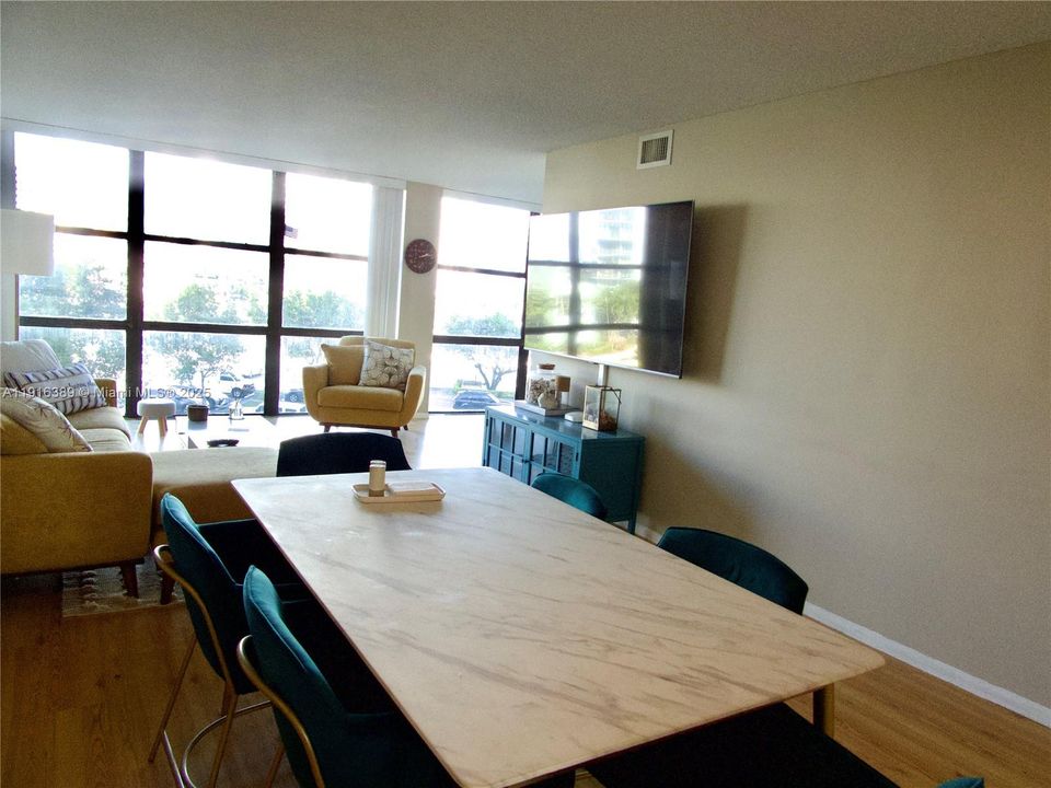 For Sale: $280,000 (1 beds, 1 baths, 1075 Square Feet)