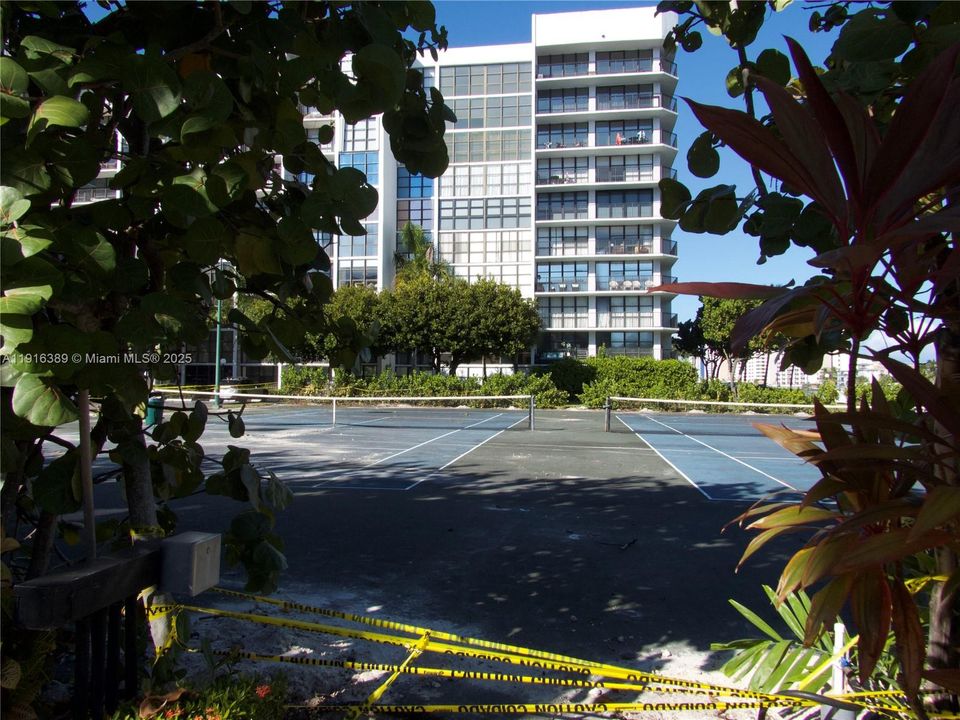 For Sale: $280,000 (1 beds, 1 baths, 1075 Square Feet)