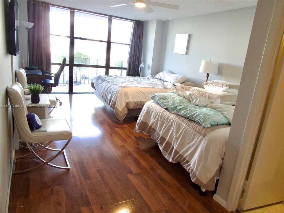 For Sale: $280,000 (1 beds, 1 baths, 1075 Square Feet)