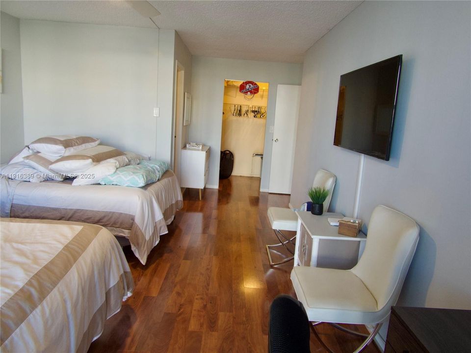 For Sale: $280,000 (1 beds, 1 baths, 1075 Square Feet)