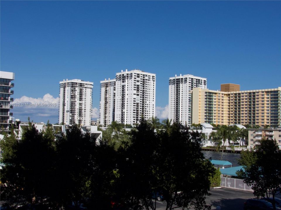 For Sale: $280,000 (1 beds, 1 baths, 1075 Square Feet)