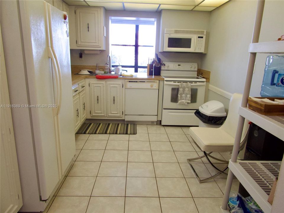 For Sale: $280,000 (1 beds, 1 baths, 1075 Square Feet)