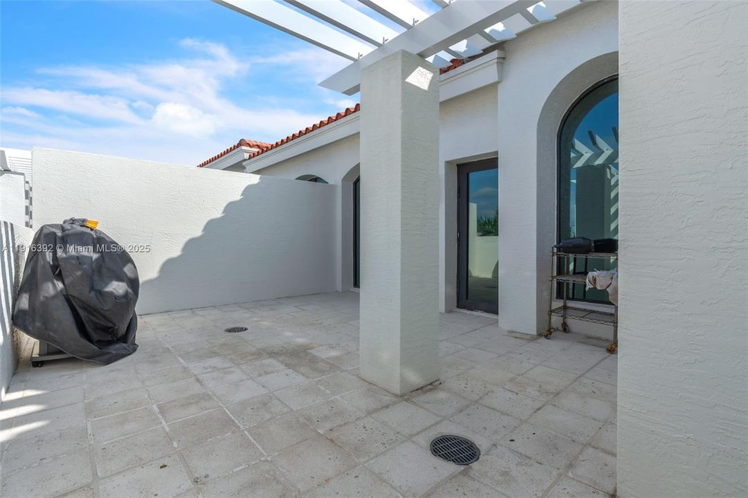 For Sale: $1,500,000 (5 beds, 3 baths, 2649 Square Feet)