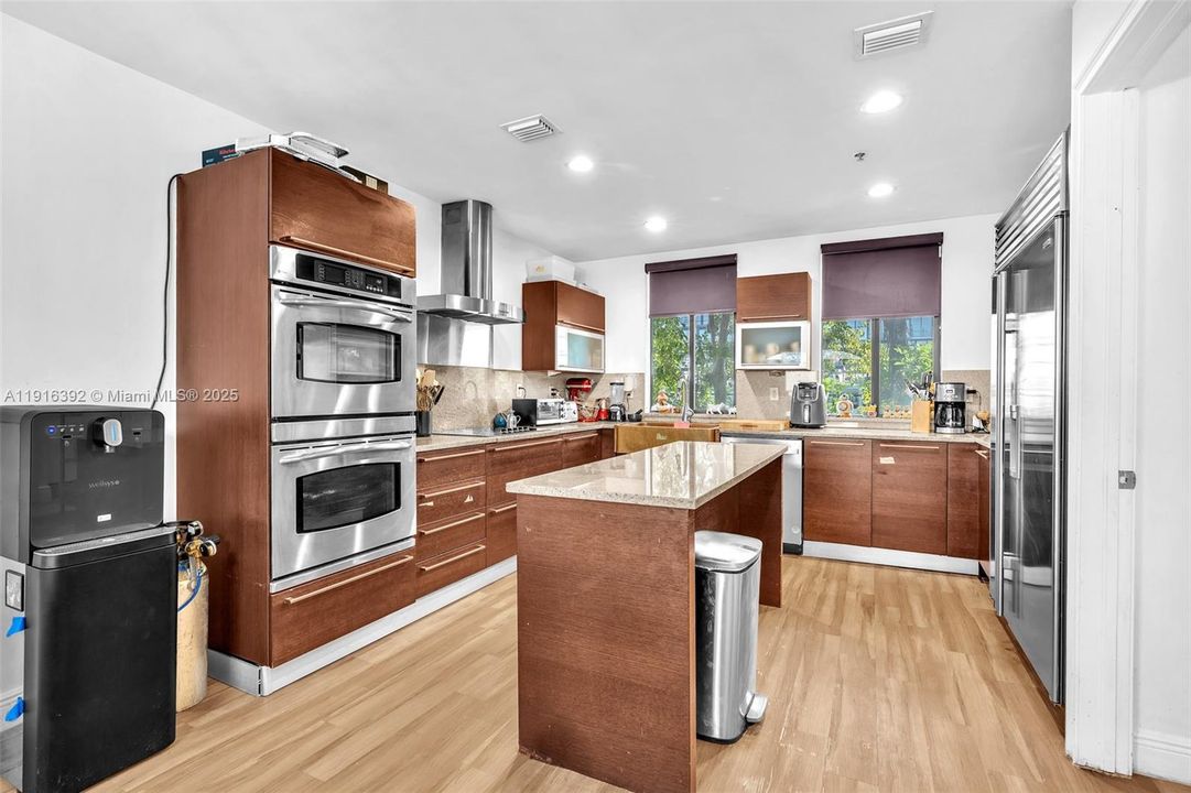 For Sale: $1,500,000 (5 beds, 3 baths, 2649 Square Feet)