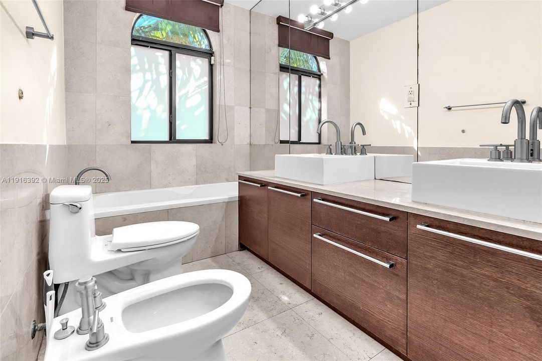 For Sale: $1,500,000 (5 beds, 3 baths, 2649 Square Feet)