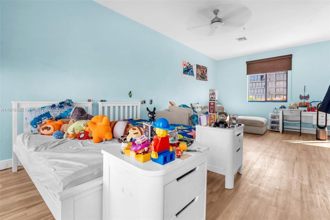 For Sale: $1,500,000 (5 beds, 3 baths, 2649 Square Feet)