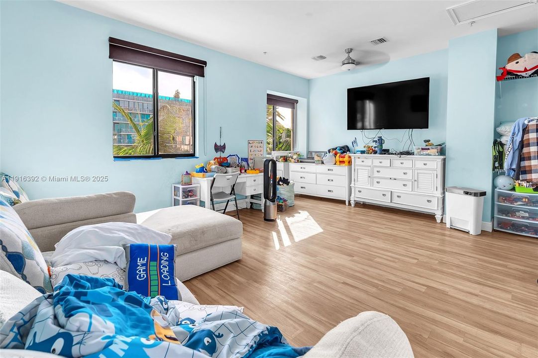 For Sale: $1,500,000 (5 beds, 3 baths, 2649 Square Feet)