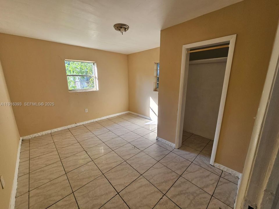 En Venta: $450,000 (6 camas, 2 baños, 1866 Pies cuadrados)