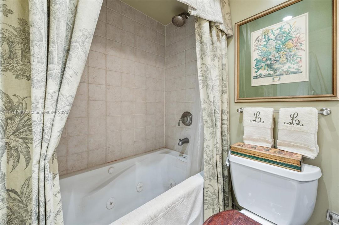 For Sale: $975,000 (2 beds, 2 baths, 1212 Square Feet)