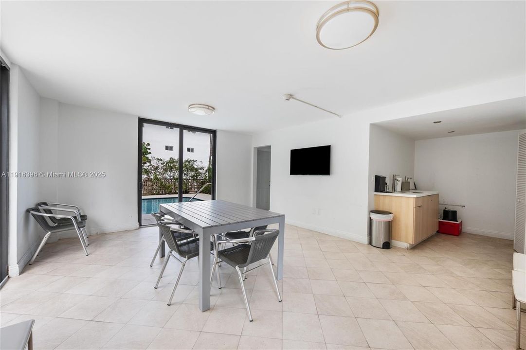For Sale: $975,000 (2 beds, 2 baths, 1212 Square Feet)