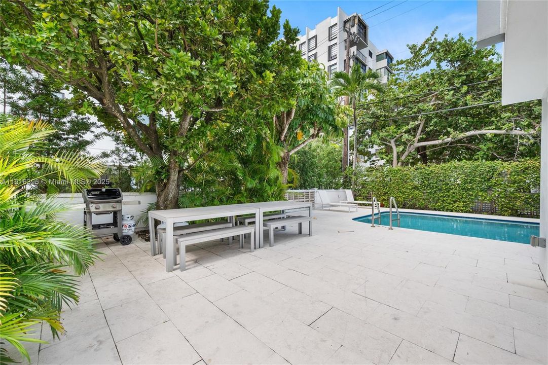 For Sale: $975,000 (2 beds, 2 baths, 1212 Square Feet)