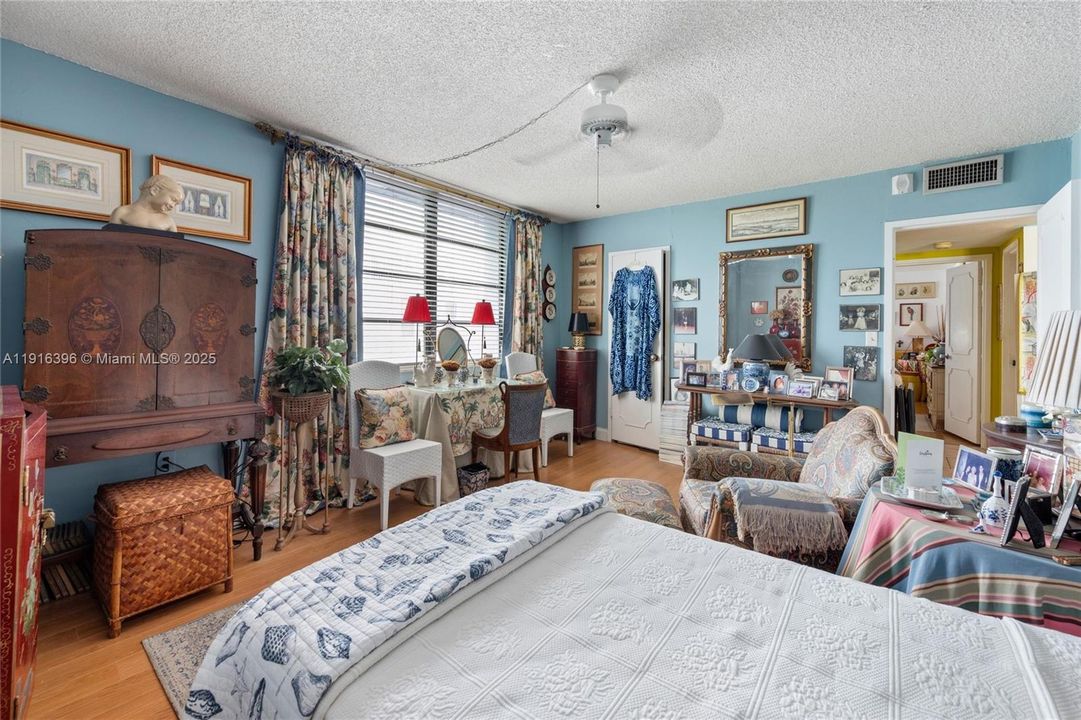 For Sale: $975,000 (2 beds, 2 baths, 1212 Square Feet)