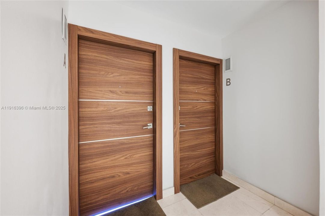 For Sale: $975,000 (2 beds, 2 baths, 1212 Square Feet)