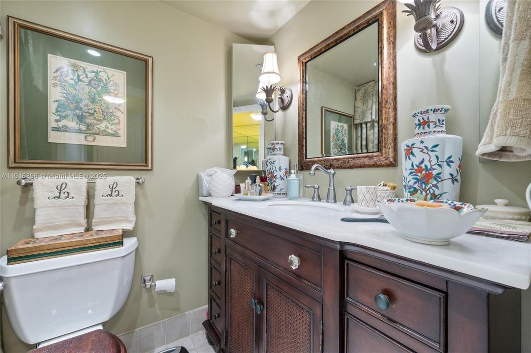 For Sale: $975,000 (2 beds, 2 baths, 1212 Square Feet)