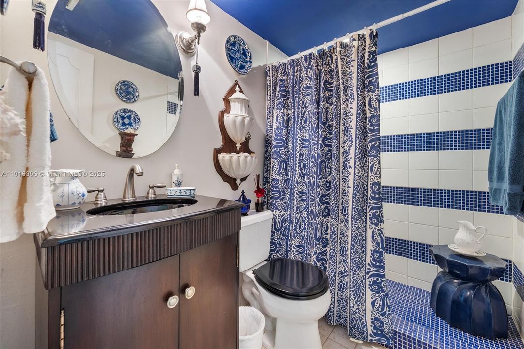 For Sale: $975,000 (2 beds, 2 baths, 1212 Square Feet)