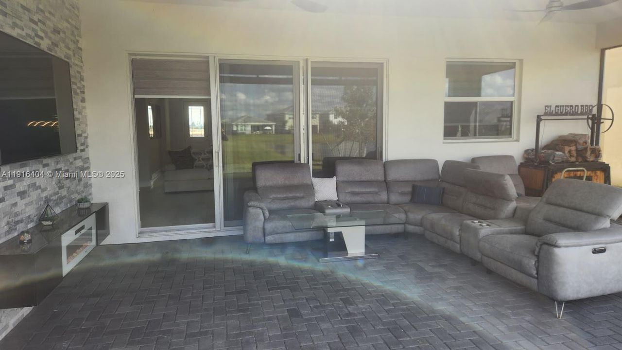 For Sale: $650,000 (3 beds, 2 baths, 1671 Square Feet)