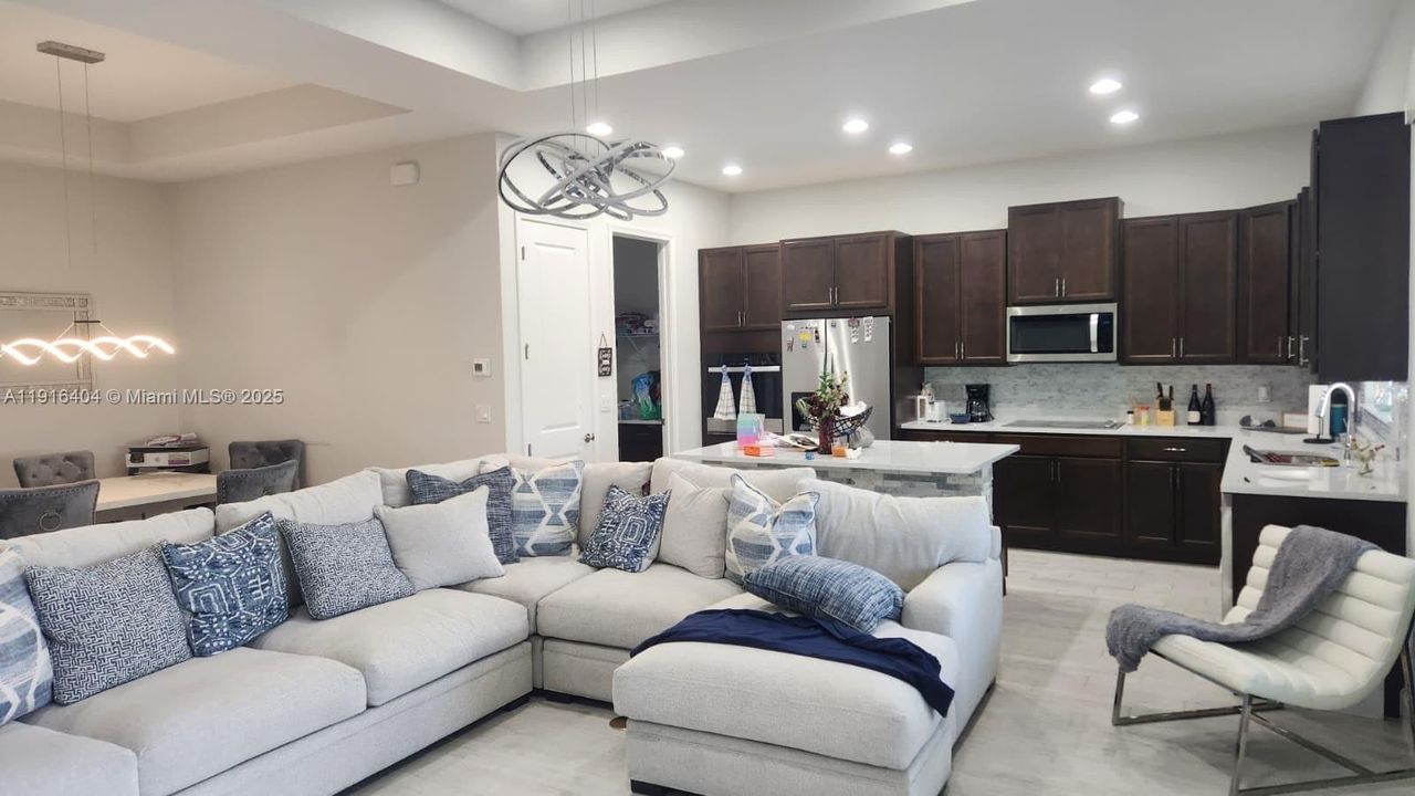 For Sale: $650,000 (3 beds, 2 baths, 1671 Square Feet)