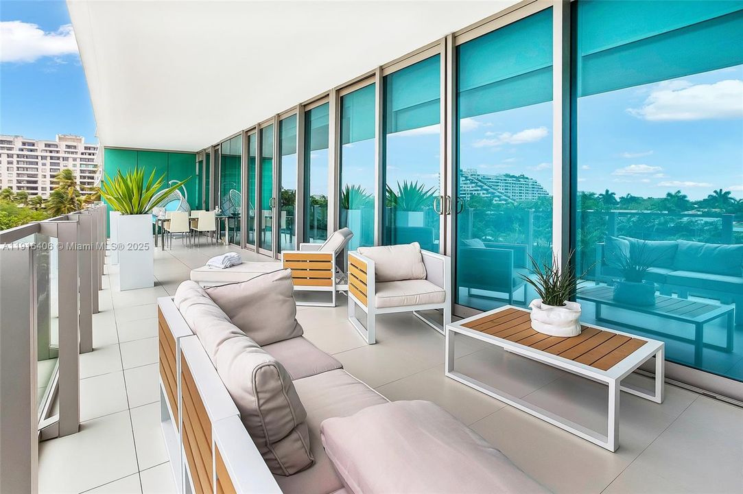 待售: $3,900,000 (2 贝兹, 3 浴室, 1727 平方英尺)