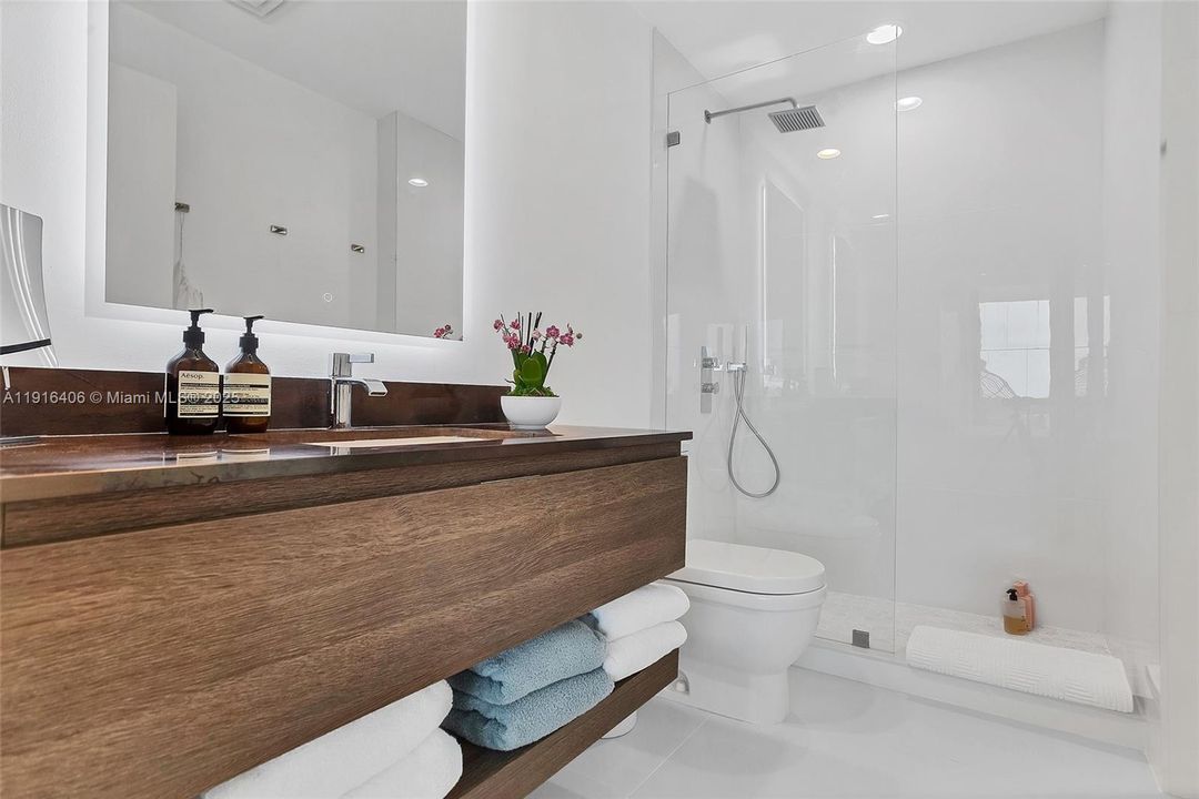 待售: $3,900,000 (2 贝兹, 3 浴室, 1727 平方英尺)