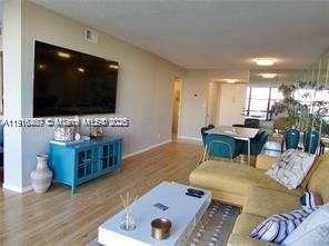 For Rent: $2,200 (1 beds, 1 baths, 1075 Square Feet)
