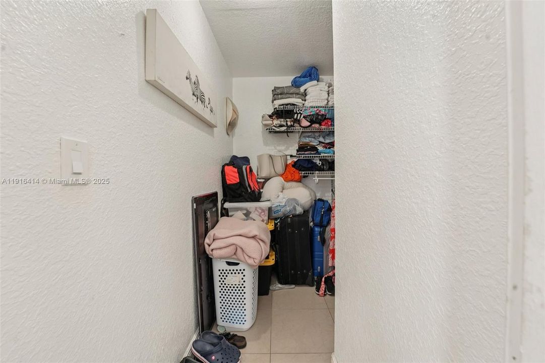 待售: $300,000 (3 贝兹, 2 浴室, 1090 平方英尺)