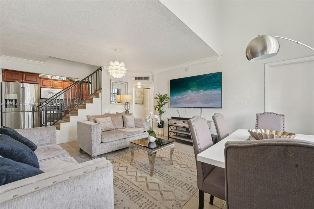 待售: $300,000 (3 贝兹, 2 浴室, 1090 平方英尺)