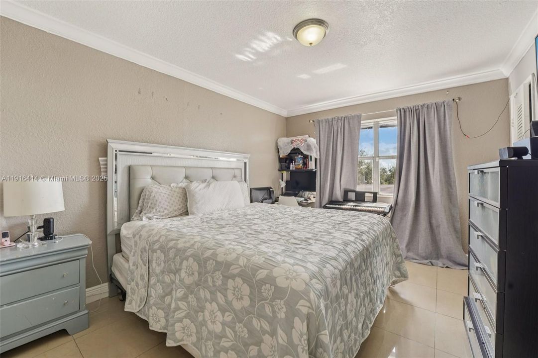 待售: $300,000 (3 贝兹, 2 浴室, 1090 平方英尺)