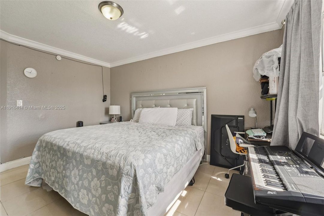 待售: $300,000 (3 贝兹, 2 浴室, 1090 平方英尺)