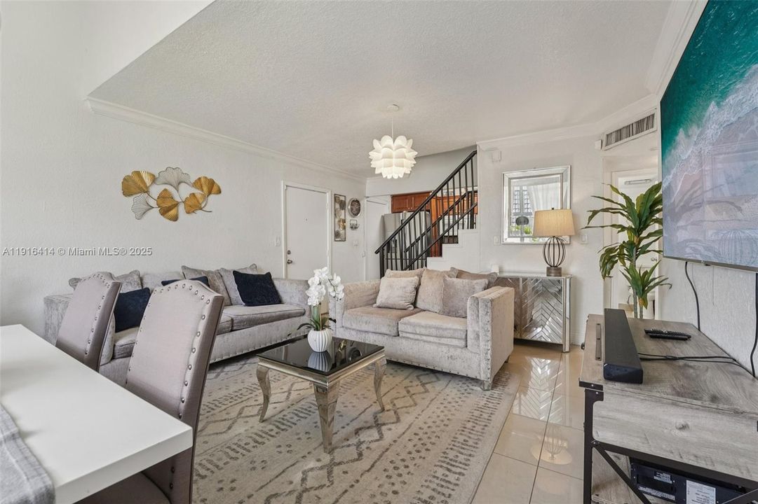 待售: $300,000 (3 贝兹, 2 浴室, 1090 平方英尺)