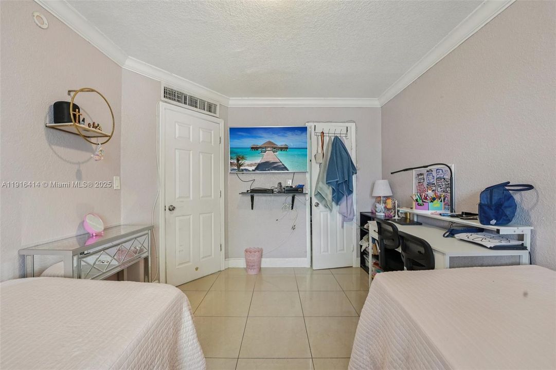 待售: $300,000 (3 贝兹, 2 浴室, 1090 平方英尺)