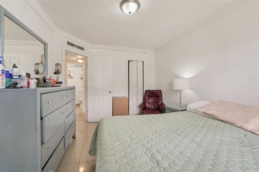 待售: $300,000 (3 贝兹, 2 浴室, 1090 平方英尺)