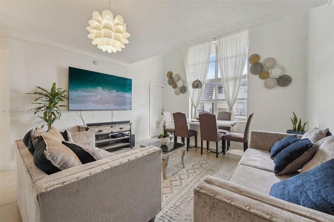 待售: $300,000 (3 贝兹, 2 浴室, 1090 平方英尺)