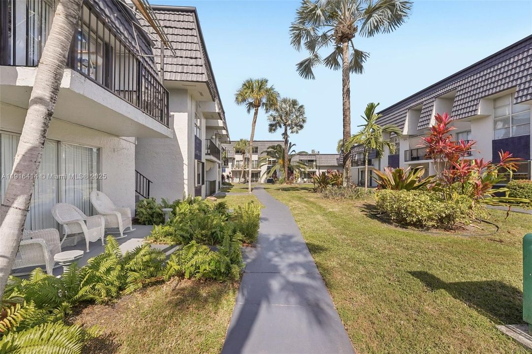 待售: $300,000 (3 贝兹, 2 浴室, 1090 平方英尺)