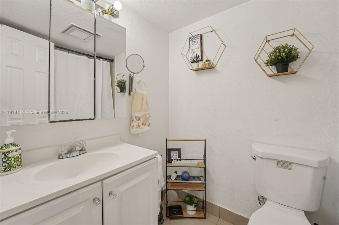 待售: $300,000 (3 贝兹, 2 浴室, 1090 平方英尺)