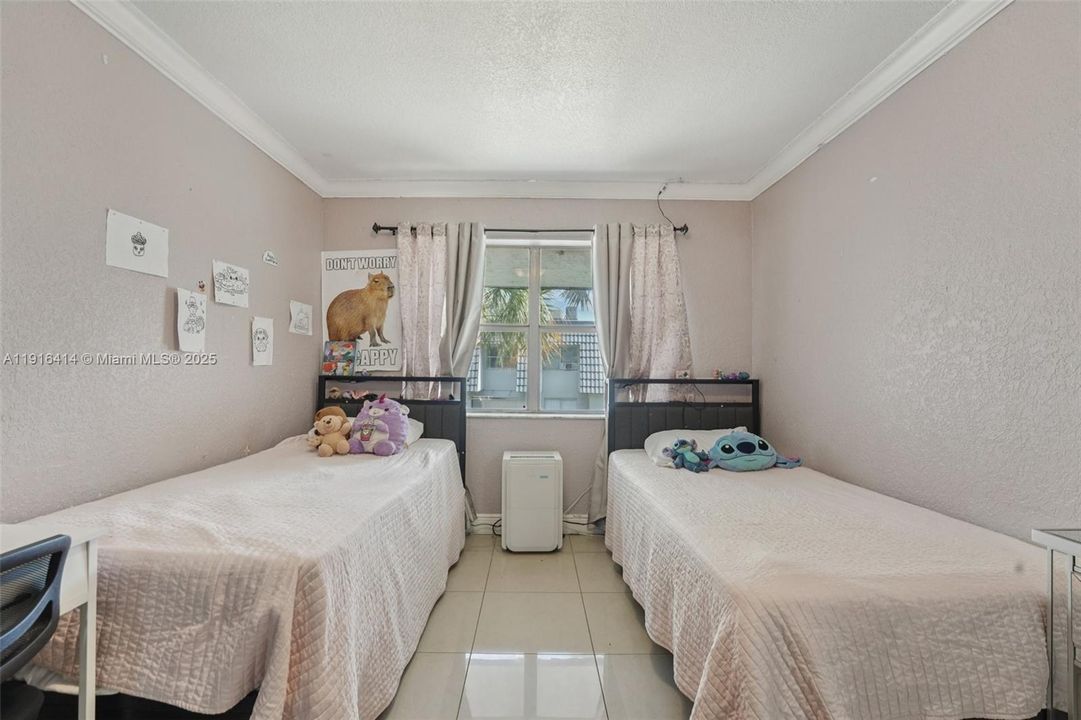 待售: $300,000 (3 贝兹, 2 浴室, 1090 平方英尺)