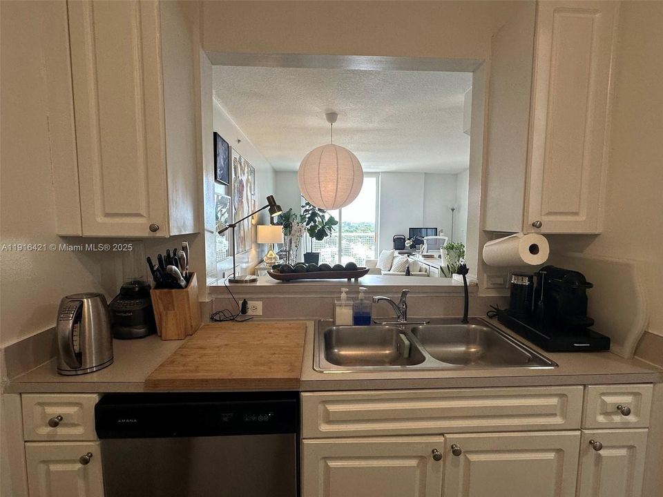For Sale: $330,000 (1 beds, 1 baths, 710 Square Feet)