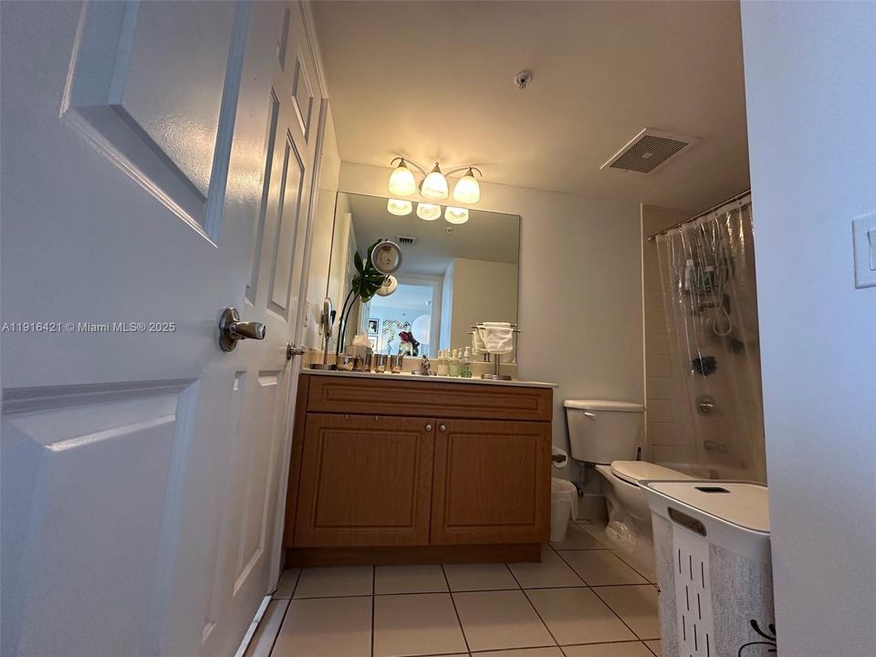 For Sale: $330,000 (1 beds, 1 baths, 710 Square Feet)