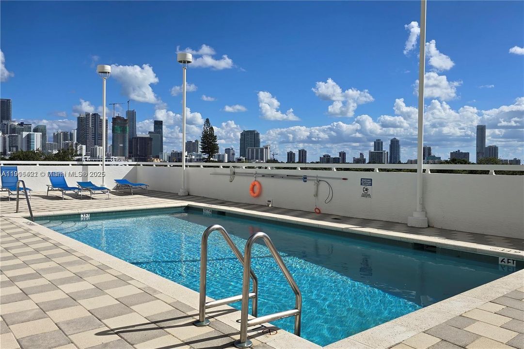 For Sale: $330,000 (1 beds, 1 baths, 710 Square Feet)