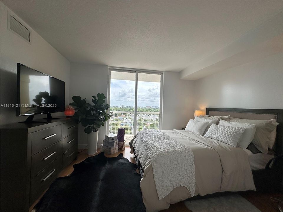 For Sale: $330,000 (1 beds, 1 baths, 710 Square Feet)