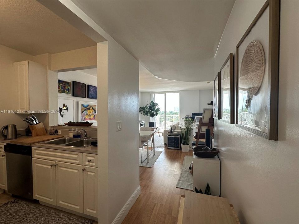 For Sale: $330,000 (1 beds, 1 baths, 710 Square Feet)