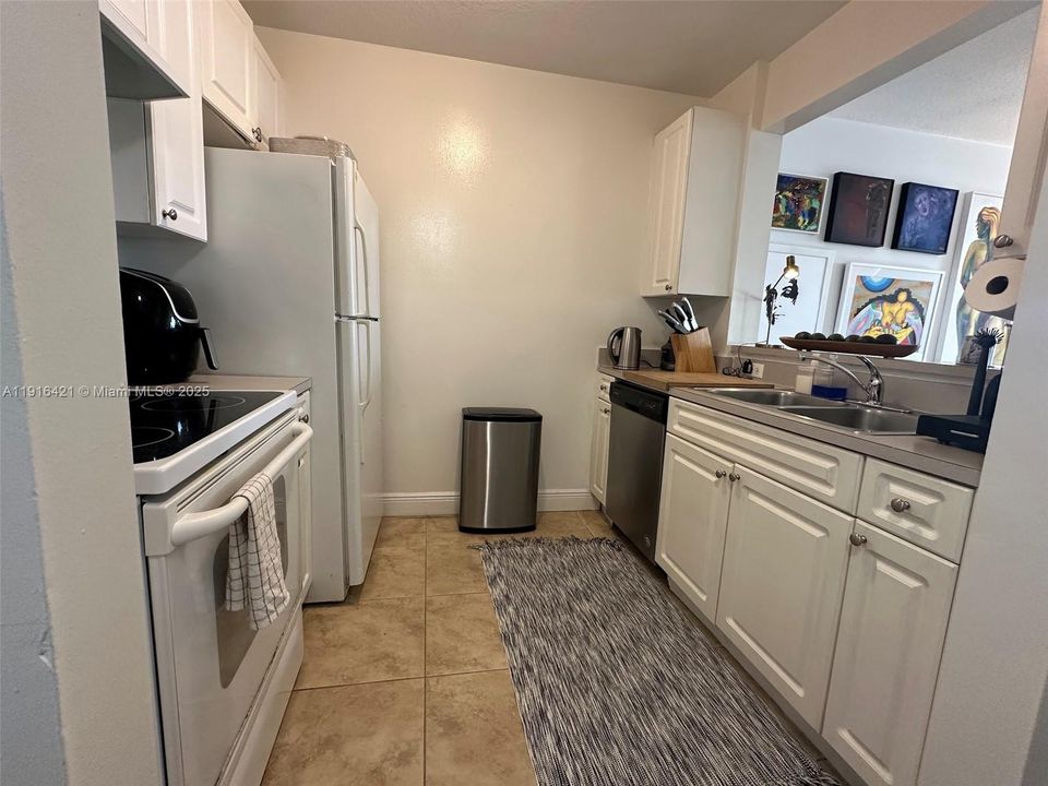 For Sale: $330,000 (1 beds, 1 baths, 710 Square Feet)