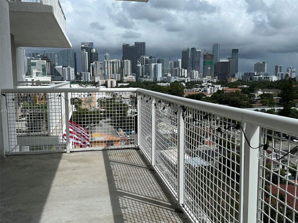 For Sale: $330,000 (1 beds, 1 baths, 710 Square Feet)