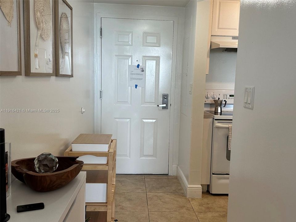 For Sale: $330,000 (1 beds, 1 baths, 710 Square Feet)