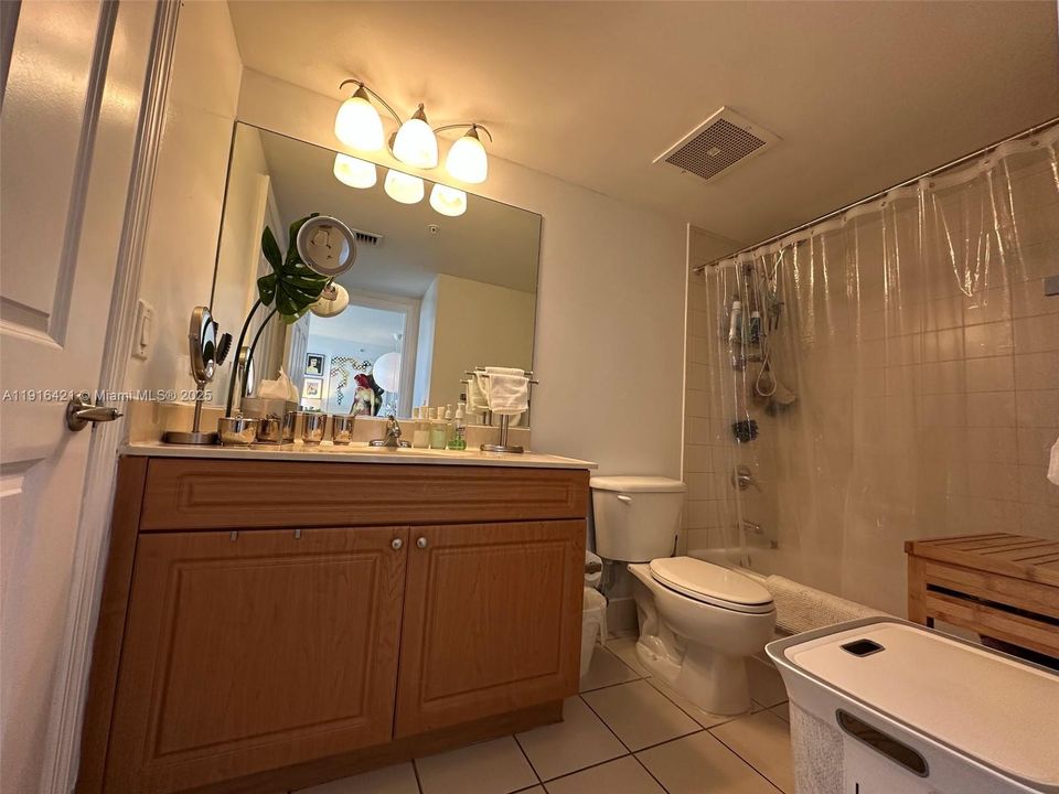 For Sale: $330,000 (1 beds, 1 baths, 710 Square Feet)