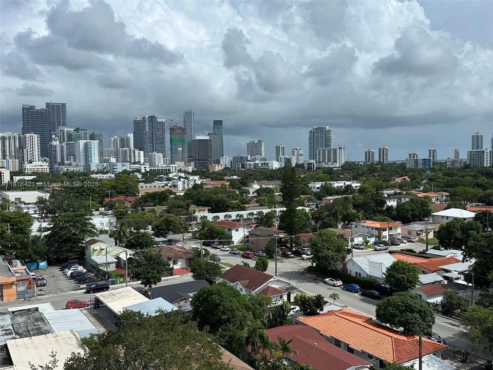 For Sale: $330,000 (1 beds, 1 baths, 710 Square Feet)